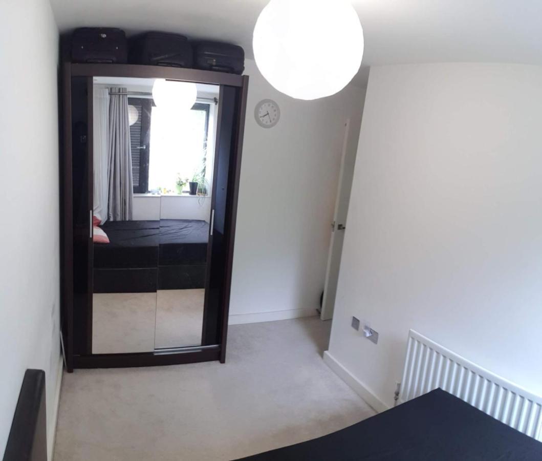 London Holiday Home Newly Refurbished - Entire 4 Bedroom Private House With Kitchen, Living Room & Private Garden - 1 Cape House London, Within 30 Mins From Central London, London Bridge & Canary Wharf Exteriér fotografie