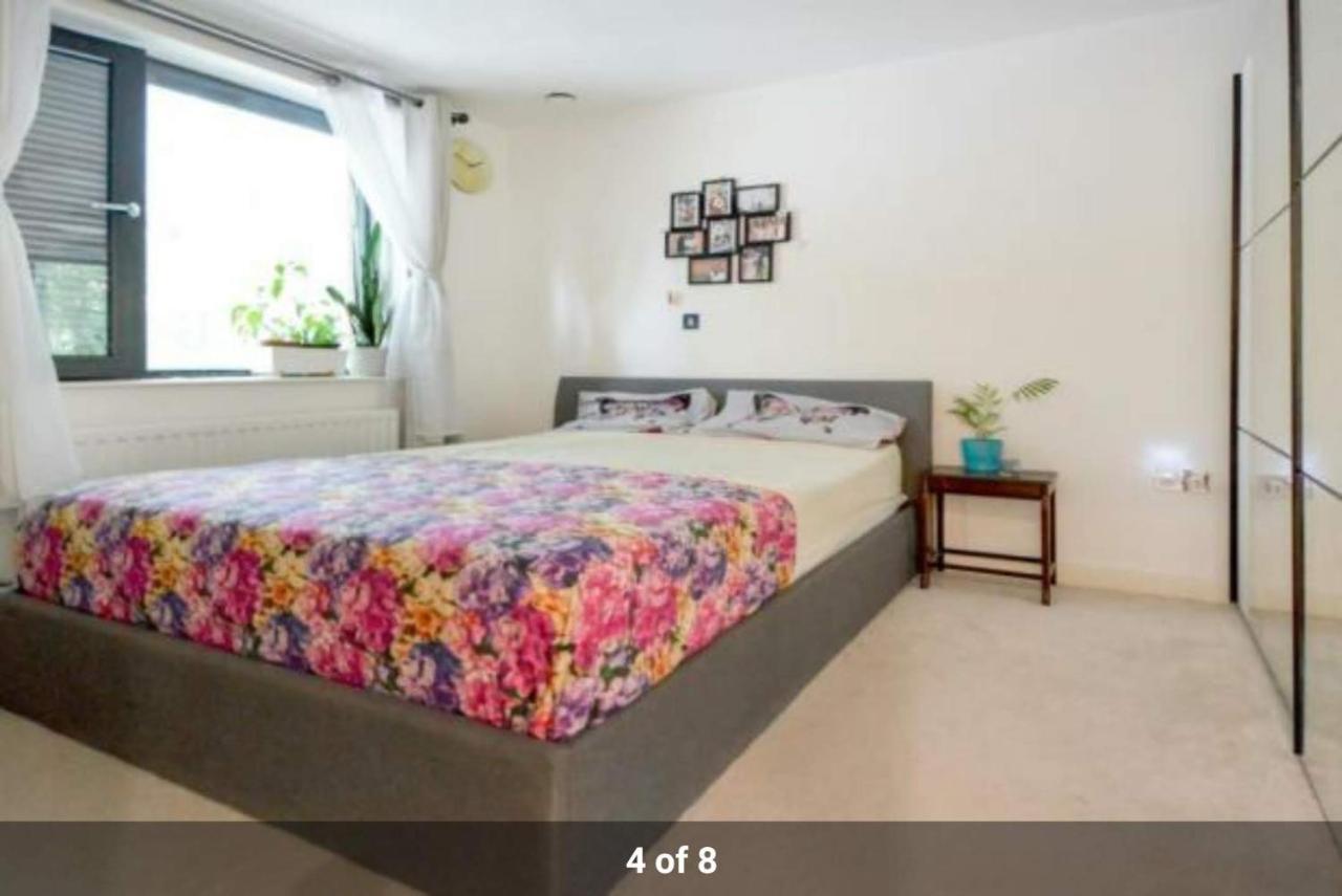 London Holiday Home Newly Refurbished - Entire 4 Bedroom Private House With Kitchen, Living Room & Private Garden - 1 Cape House London, Within 30 Mins From Central London, London Bridge & Canary Wharf Exteriér fotografie