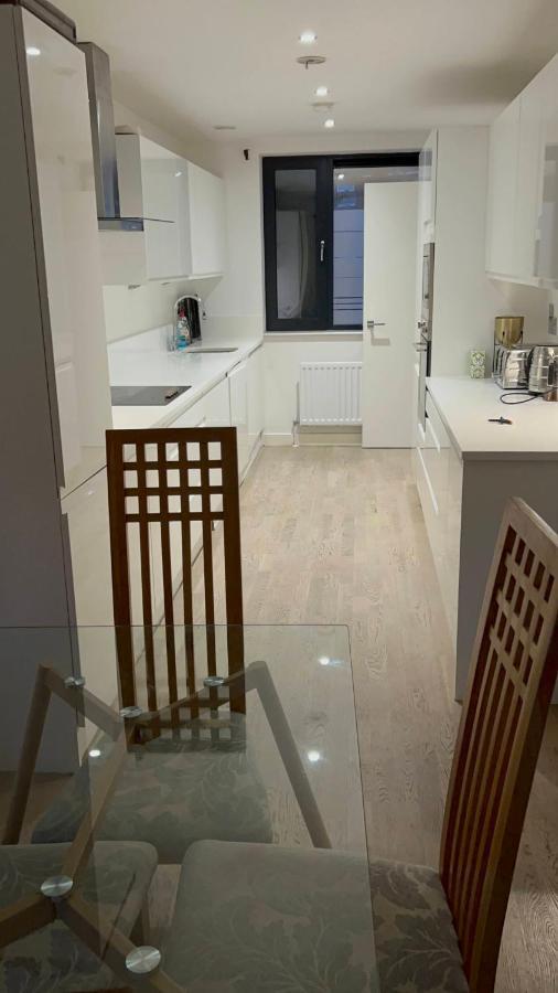 London Holiday Home Newly Refurbished - Entire 4 Bedroom Private House With Kitchen, Living Room & Private Garden - 1 Cape House London, Within 30 Mins From Central London, London Bridge & Canary Wharf Exteriér fotografie