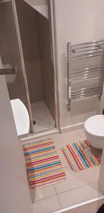 London Holiday Home Newly Refurbished - Entire 4 Bedroom Private House With Kitchen, Living Room & Private Garden - 1 Cape House London, Within 30 Mins From Central London, London Bridge & Canary Wharf Exteriér fotografie
