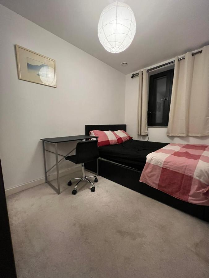 London Holiday Home Newly Refurbished - Entire 4 Bedroom Private House With Kitchen, Living Room & Private Garden - 1 Cape House London, Within 30 Mins From Central London, London Bridge & Canary Wharf Exteriér fotografie