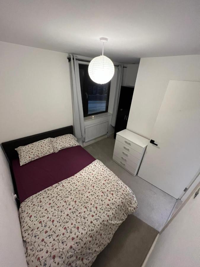 London Holiday Home Newly Refurbished - Entire 4 Bedroom Private House With Kitchen, Living Room & Private Garden - 1 Cape House London, Within 30 Mins From Central London, London Bridge & Canary Wharf Exteriér fotografie