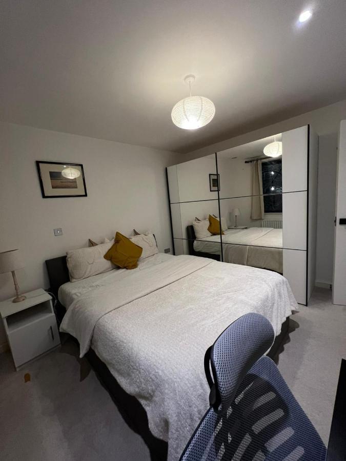 London Holiday Home Newly Refurbished - Entire 4 Bedroom Private House With Kitchen, Living Room & Private Garden - 1 Cape House London, Within 30 Mins From Central London, London Bridge & Canary Wharf Exteriér fotografie