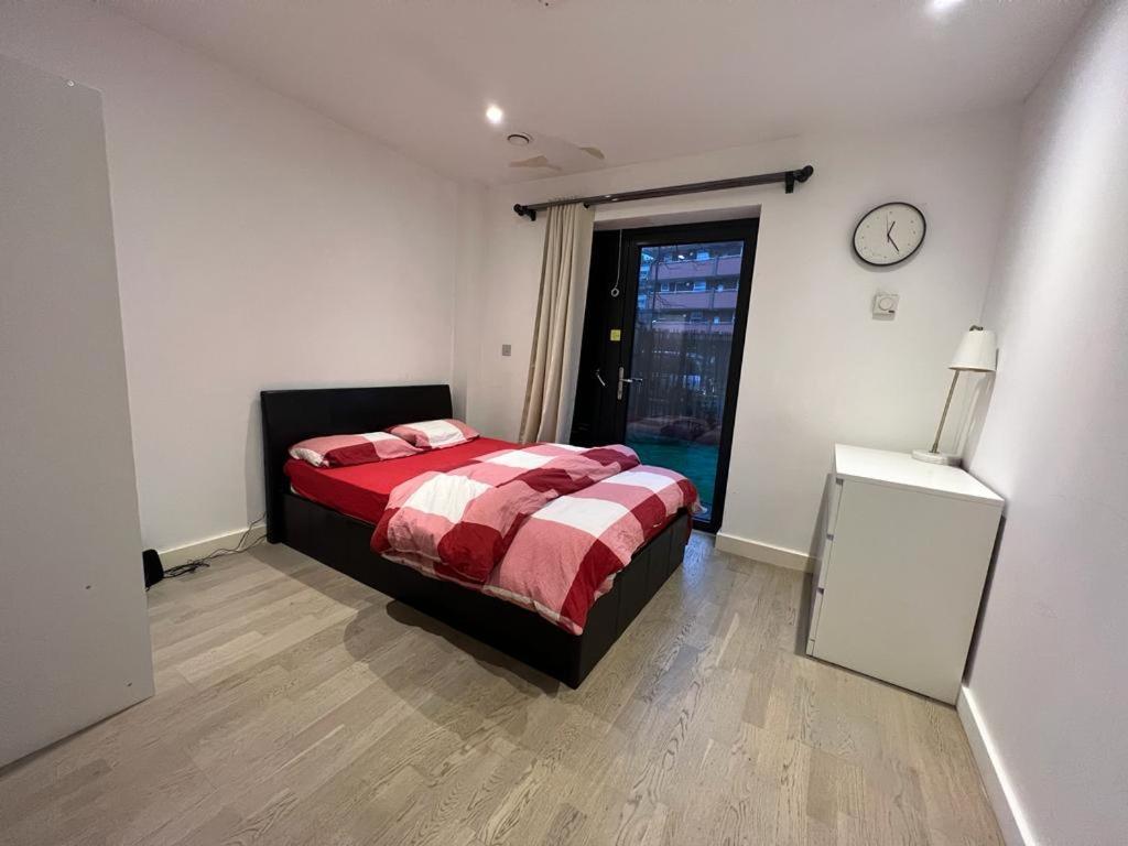 London Holiday Home Newly Refurbished - Entire 4 Bedroom Private House With Kitchen, Living Room & Private Garden - 1 Cape House London, Within 30 Mins From Central London, London Bridge & Canary Wharf Exteriér fotografie