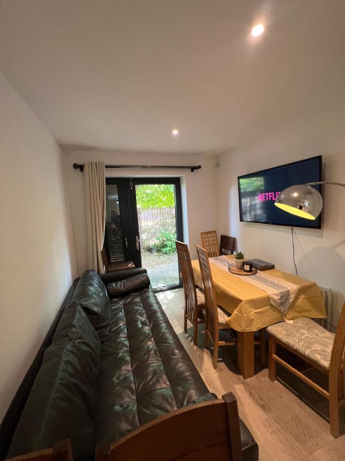 London Holiday Home Newly Refurbished - Entire 4 Bedroom Private House With Kitchen, Living Room & Private Garden - 1 Cape House London, Within 30 Mins From Central London, London Bridge & Canary Wharf Exteriér fotografie